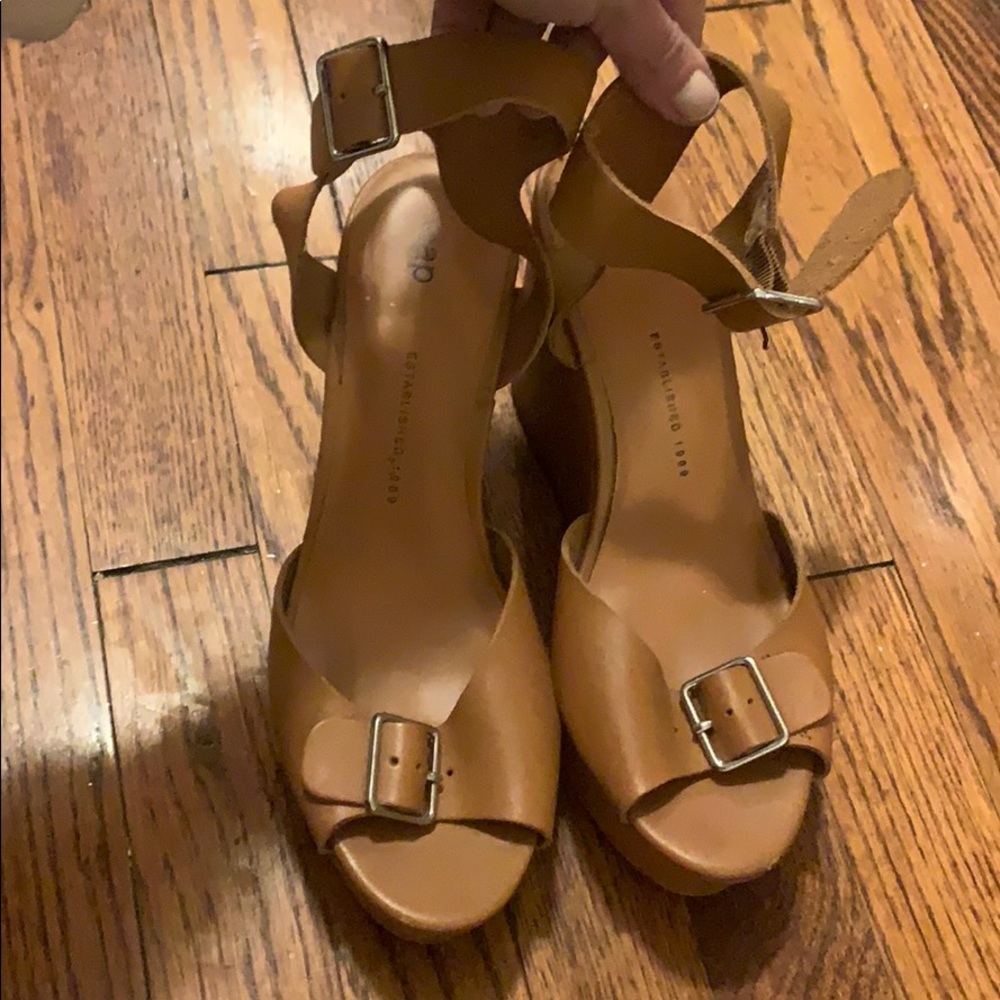 Gap camel colored Open Toe platform shoe